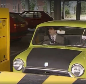 Mr. Bean esperando a fin de mes. Encerrado en el Estacionamiento